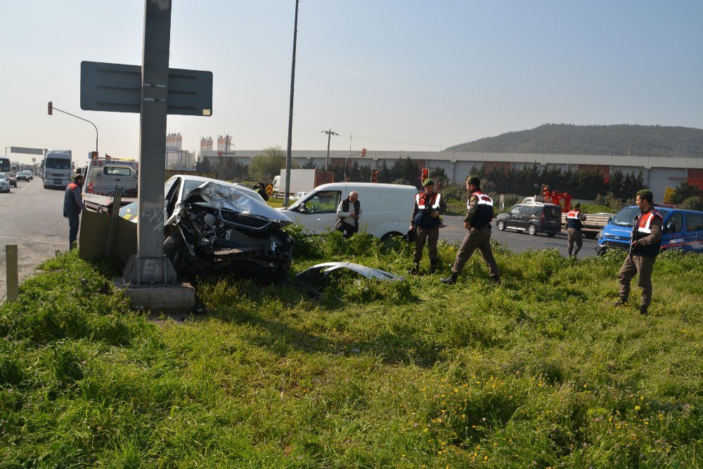 Aliağa’da Kamyonet İle Otomobil Çarpıştı: 2 Yaralı