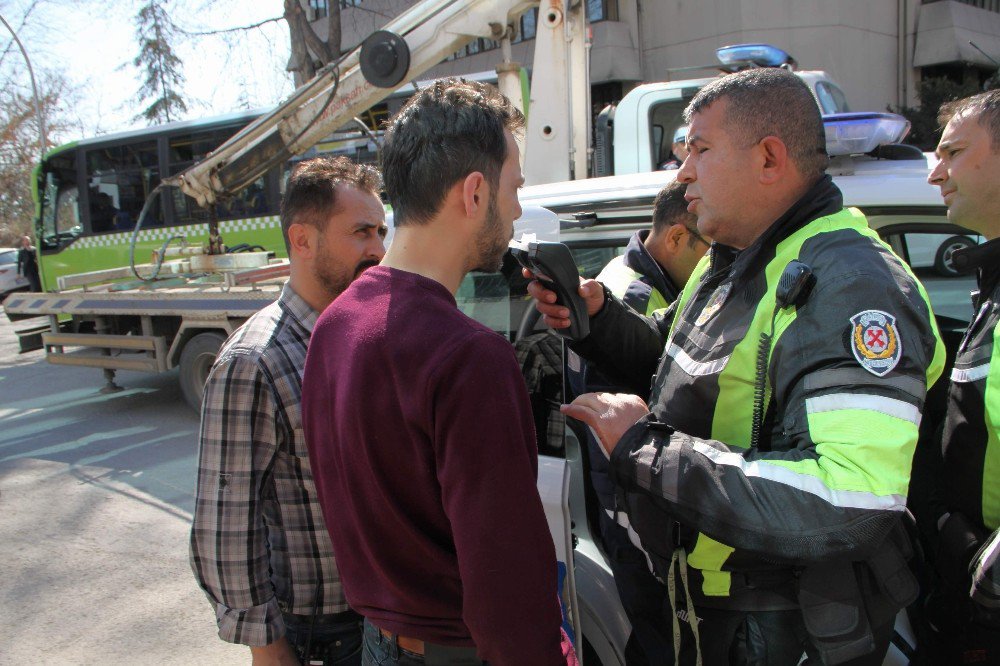 Kaza Yaparak Yola Devam Eden Otomobili Polis Ekipleri Durdurdu