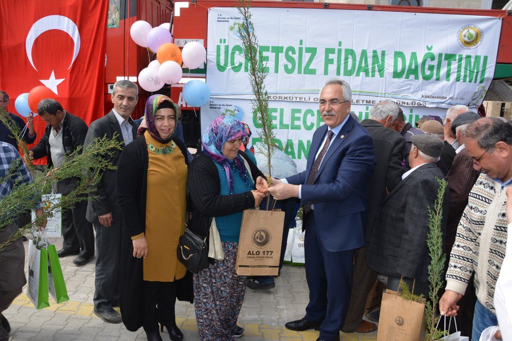 Korkuteli İlçesinde Ücretsiz Fidan Dağıtıldı