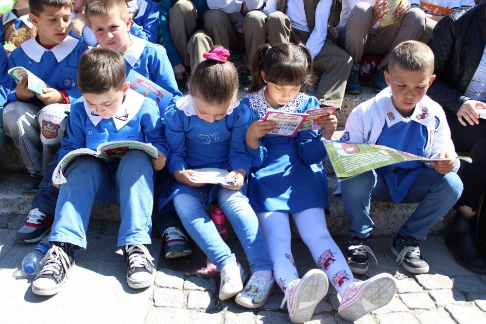 Edirne’de Caddede Kitap Okudular