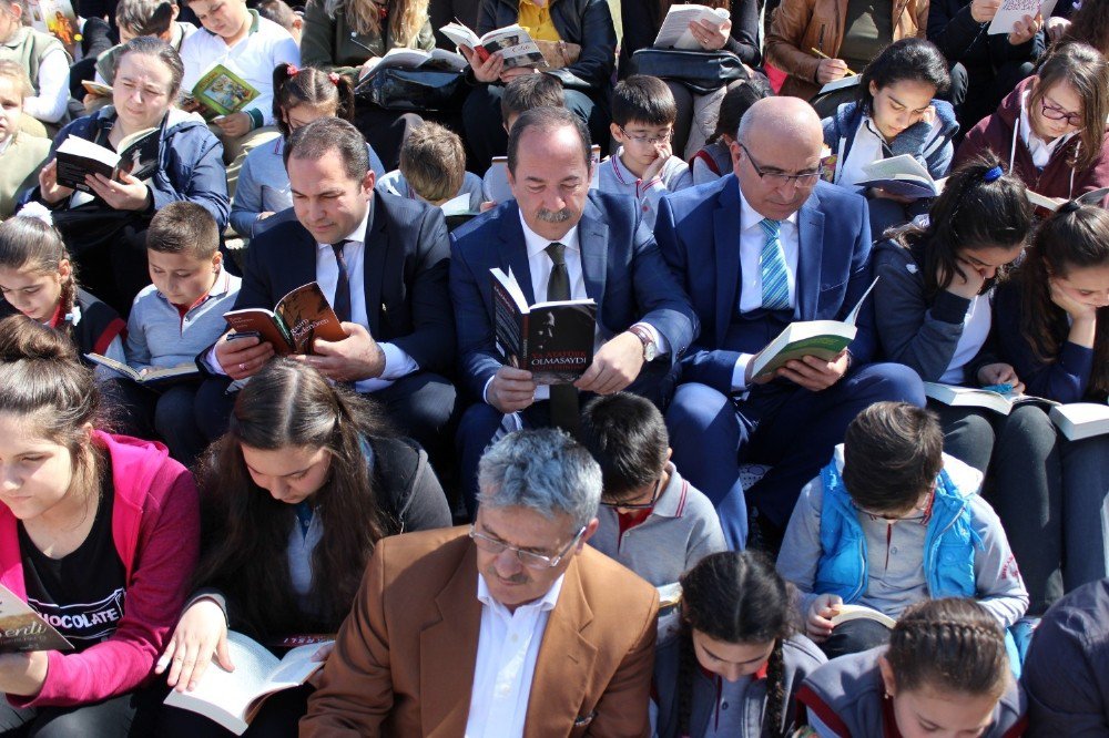 Edirne’de Caddede Kitap Okudular