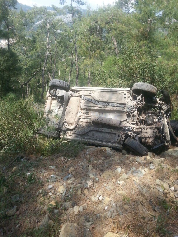 Otomobil 45 Metre Uçtu, Sürücü Sağ Kurtuldu