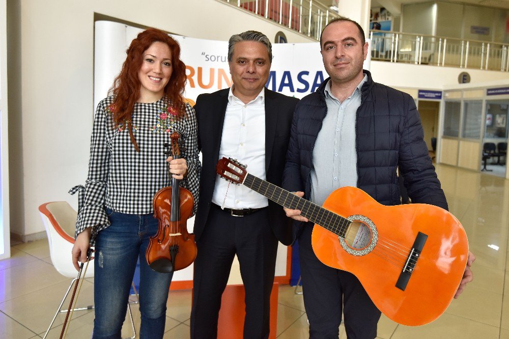 Uysal’dan Duacı’daki Öğrencilere Müzik Aleti