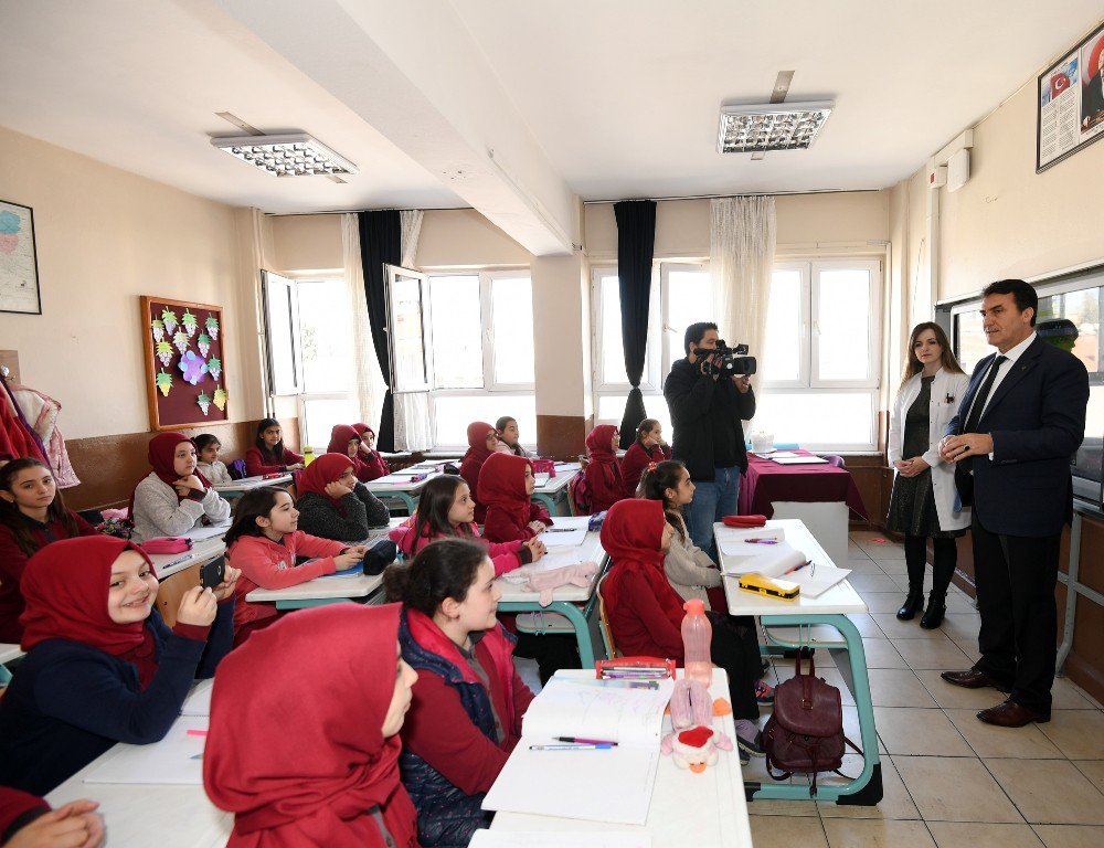 Öğrencilerden Dündar’a Doğum Günü Sürprizi