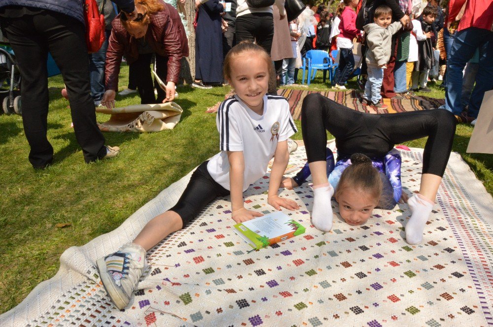 Cimnastik Yaparak Kitap Okudular