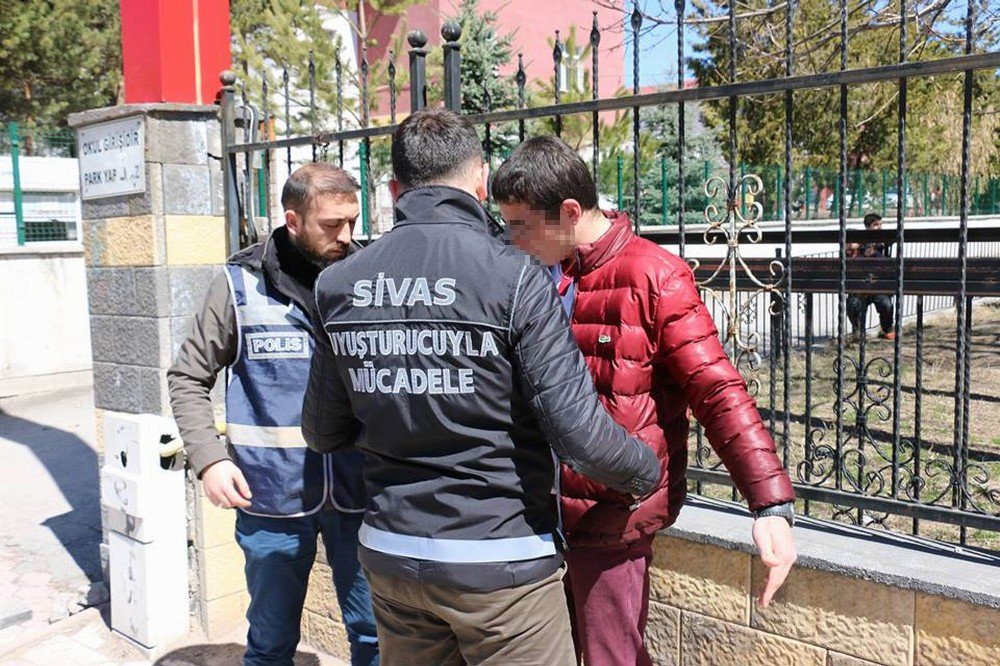 Sivas Polisi Okul Önlerinde Göz Açtırmıyor