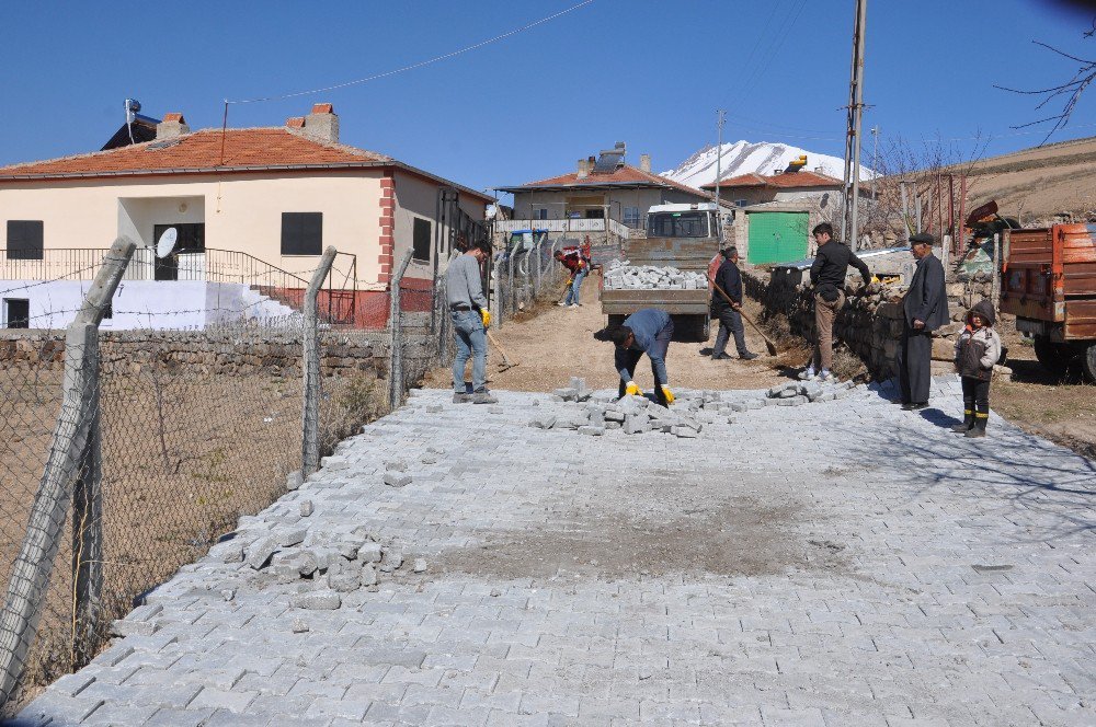 Develi’de Parke Çalışmaları Tüm Hızıyla Devam Ediyor