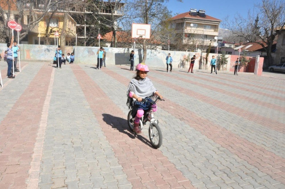 Gölbaşı Gazi İlkokulu Öğrencilerine Trafik Eğitimi Verildi