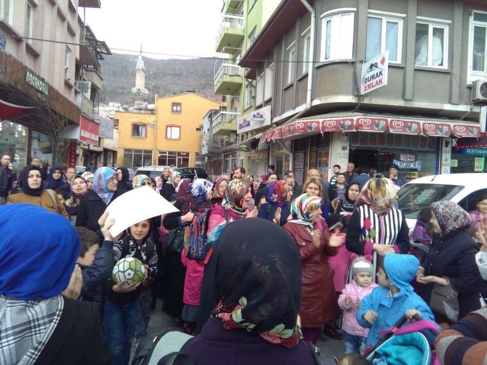 Okul Önünde Meydana Gelen Kazaya Tepki İçin Yolu Kapattılar