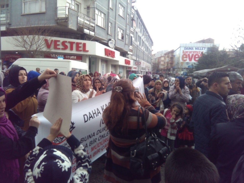 Okul Önünde Meydana Gelen Kazaya Tepki İçin Yolu Kapattılar