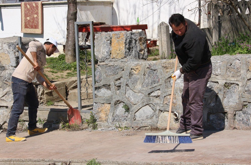 Belediye Ekipleri Ayazlı Mahallesi Sokaklarını Köşe Bucak Temizleniyor