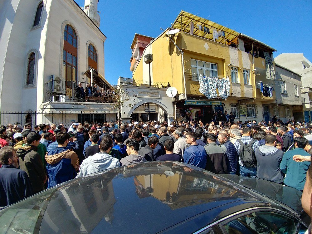 Bağcılar’da Öldürülen 16 Yaşındaki Çocuk Son Yolculuğuna Uğurlandı