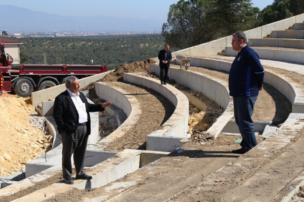 Başkan Uysal Amfi Tiyatro Çalışmalarını İnceledi