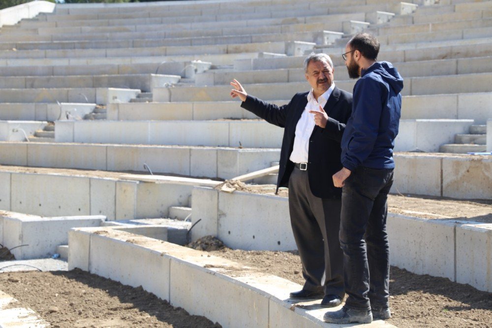 Başkan Uysal Amfi Tiyatro Çalışmalarını İnceledi