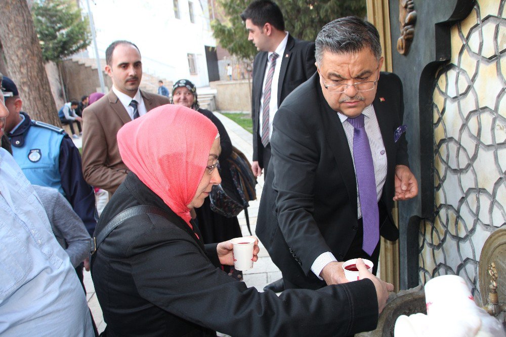 Çeşmeden Su Yerine Şerbet Aktı