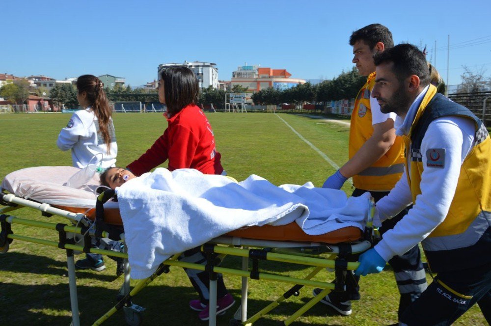 Havale Geçiren Kız Çocuğu İçin Ambulans Helikopter Futbol Sahasına İndi