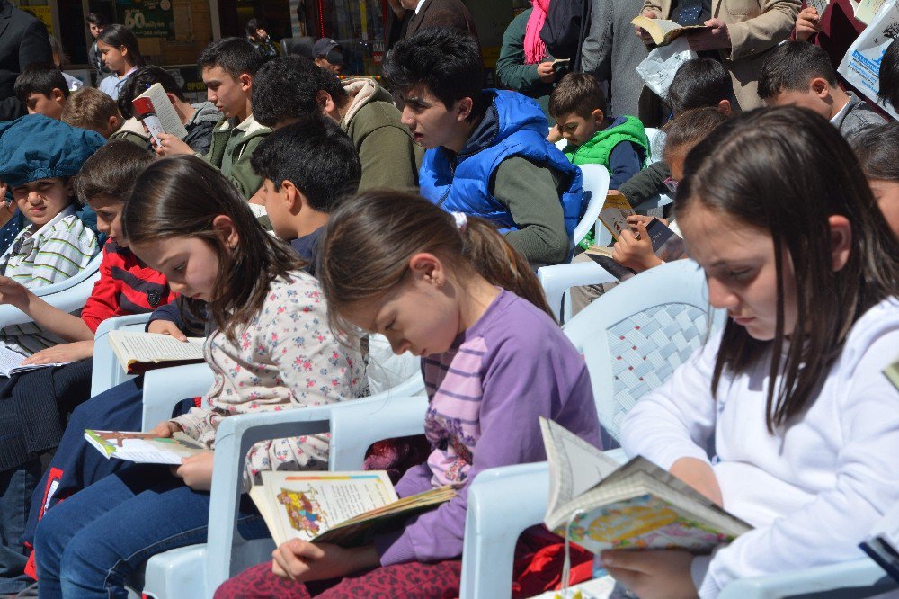 Caddede Toplu Kitap Okuma Etkinliği