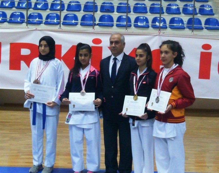 Karate’de 10 Sporcu Yarı Finallerde