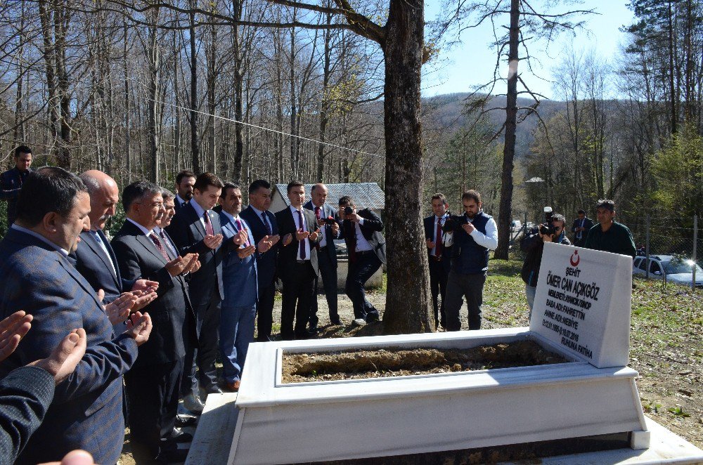 Bakan Yılmaz Demokrasi Şehidini Ziyaret Etti