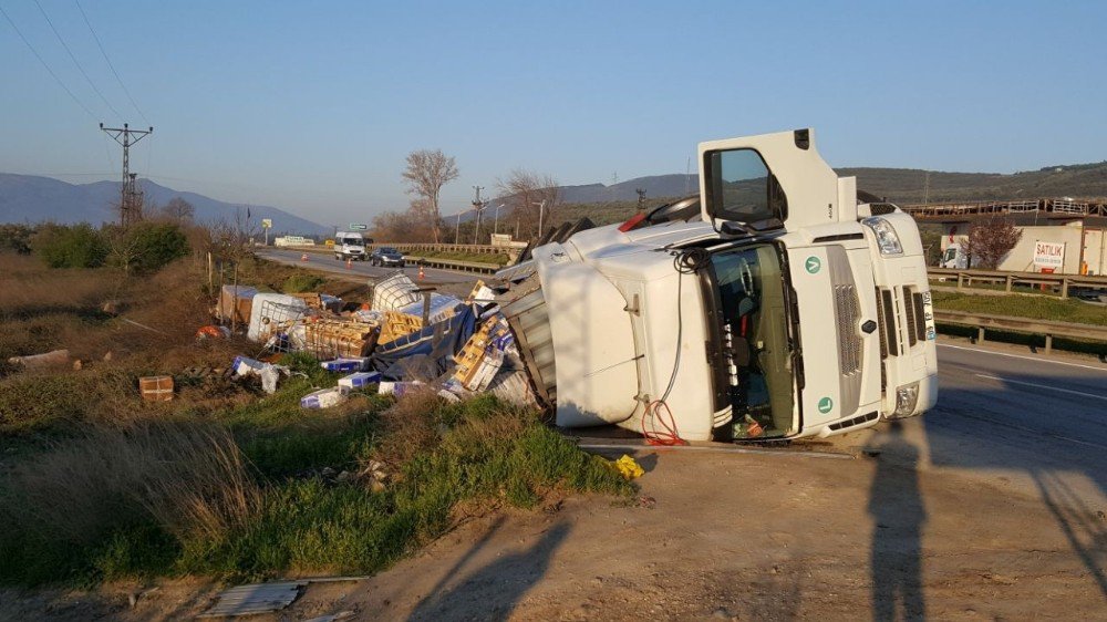 Tır Devrildi, Yükler Yola Saçıldı