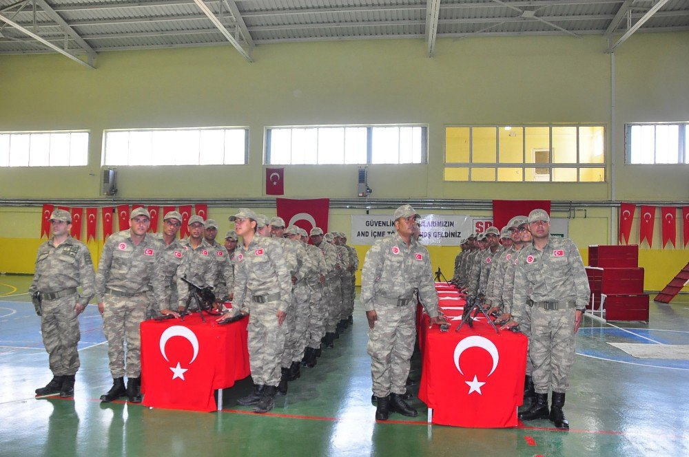 Korucuların Yemin Töreninde Jandarma Köpeklerinin Gösterisi Büyük Beğeni Topladı