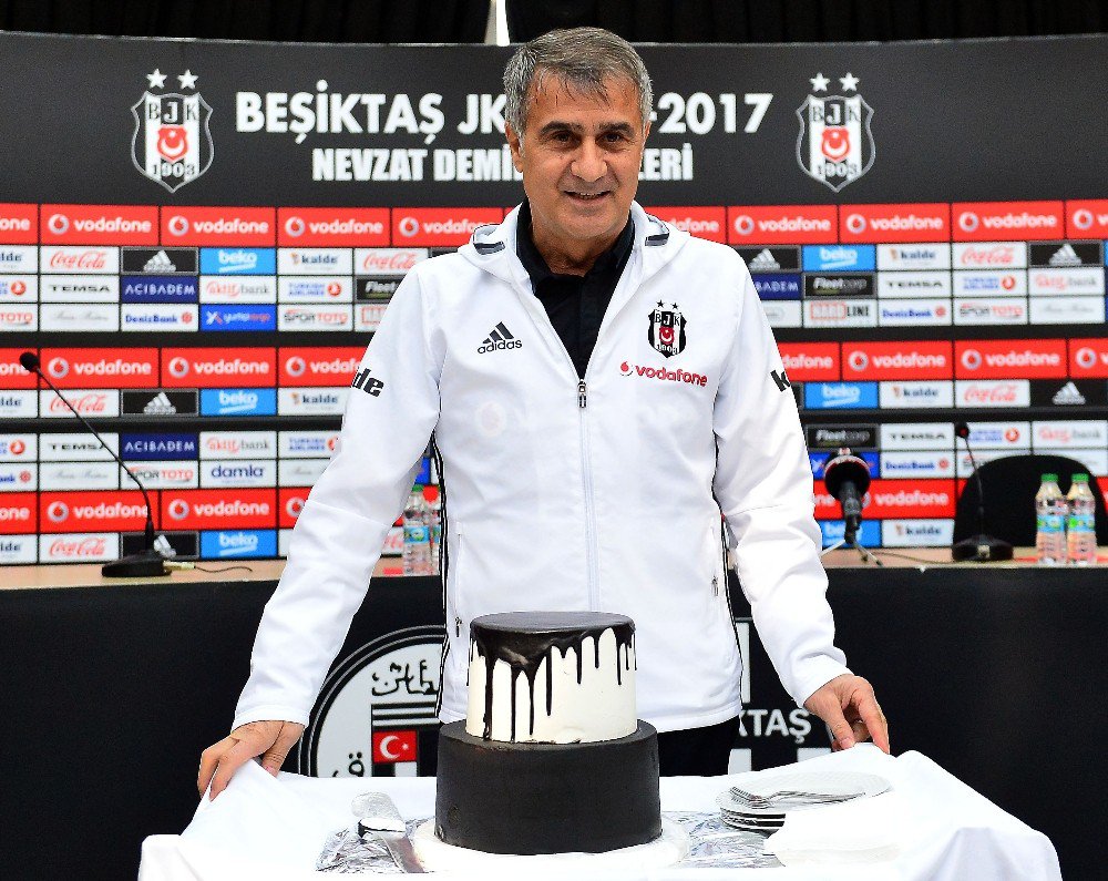 Şenol Güneş’in Kızı Günçe Güneş’ten Basın Mensuplarına Siyah-beyaz Pasta İkramı