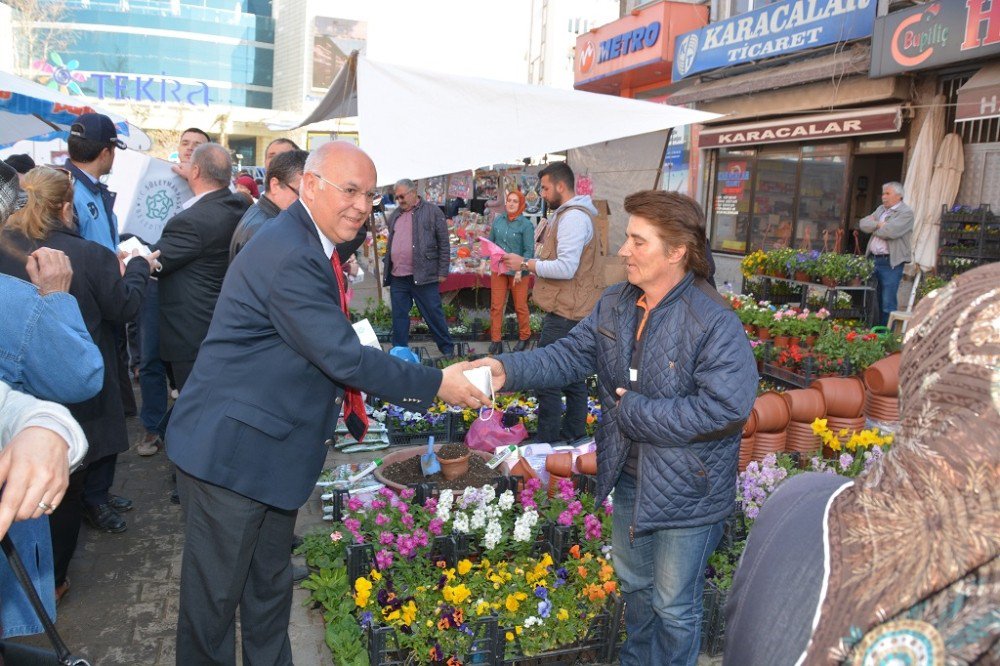 Başkan Eşkinat Regaip Kandili Dolayısıyla Perşembe Pazarında Kandil Simidi Dağıttı