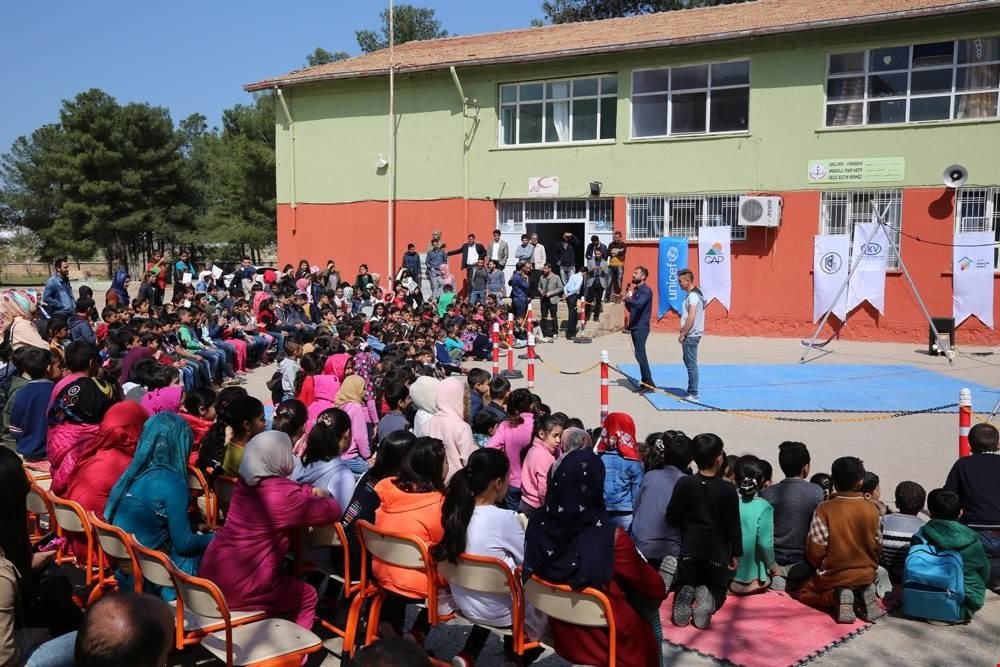 Suriyeli Ve Türk Öğrencilerin Uyumu İçin Sirk Gösterisi Düzenlendi