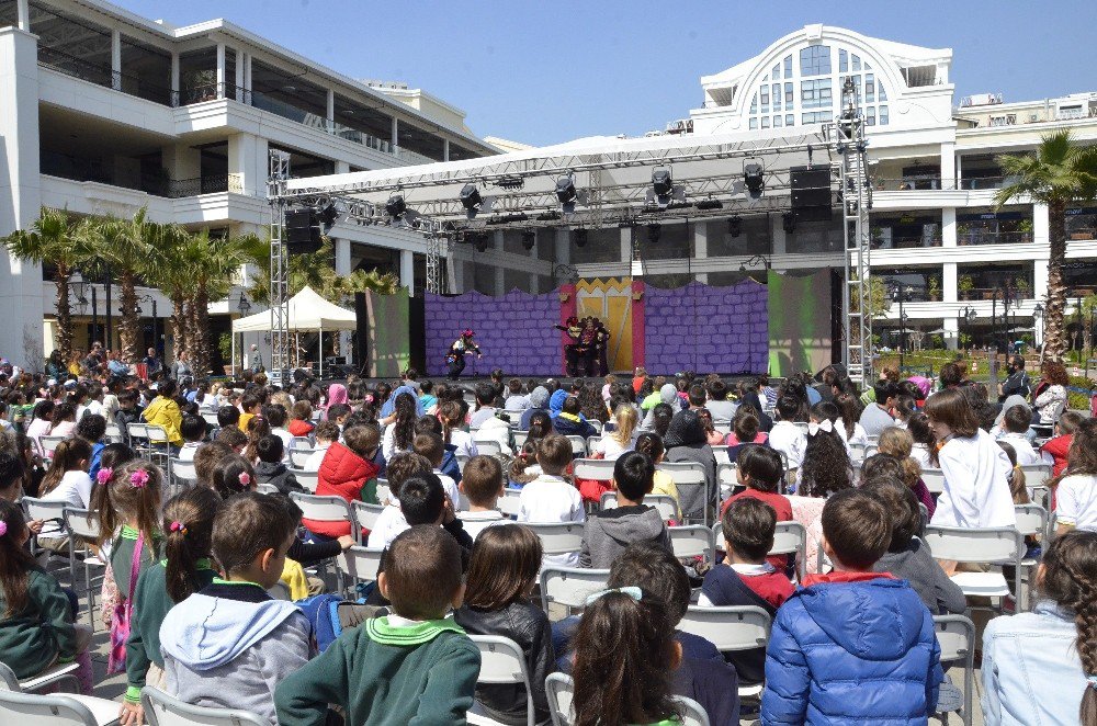 Çocuklar Tiyatro Festivalinde Eğlendi