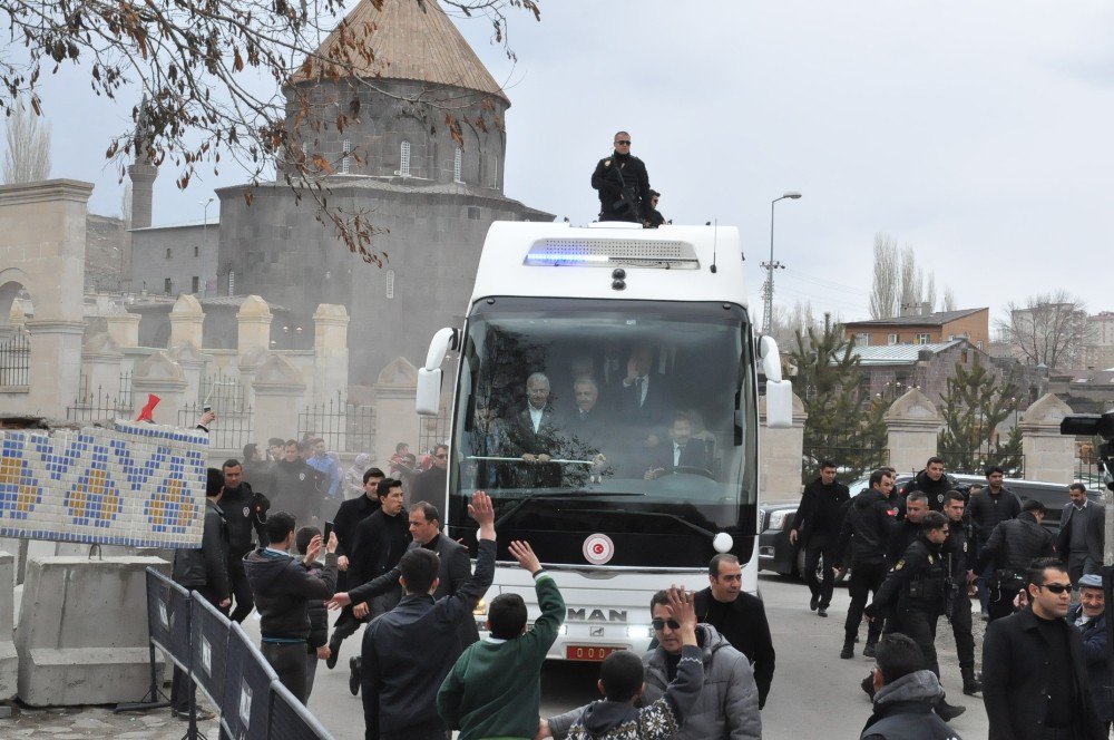 Başbakan Binali Yıldırım’a Kars’ta Sevgi Seli