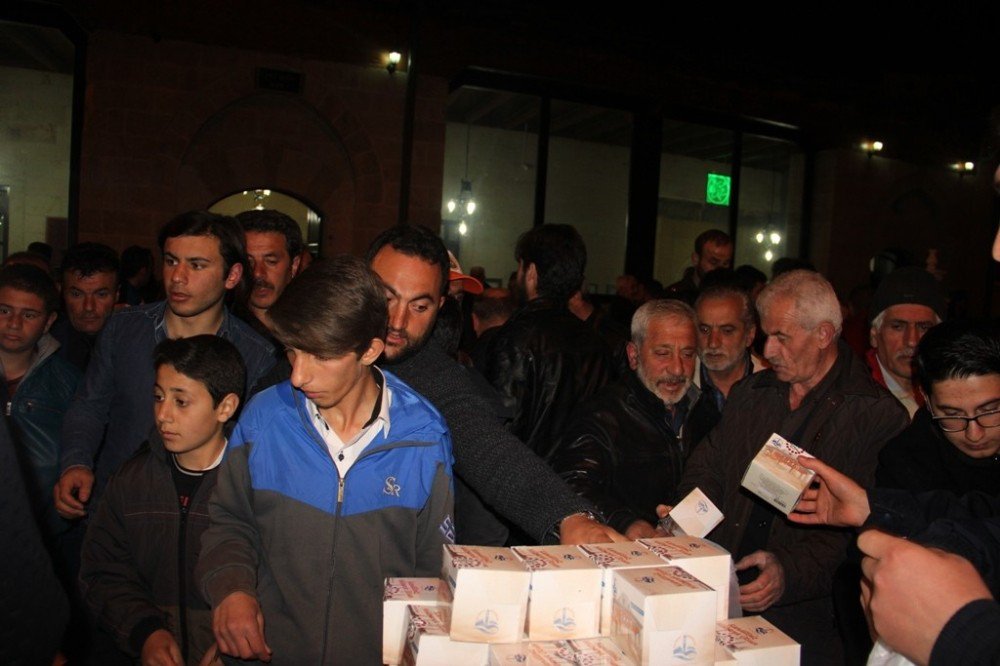 Bayburt Belediyesi Kandil Simidi Geleneğini Devam Ettirdi