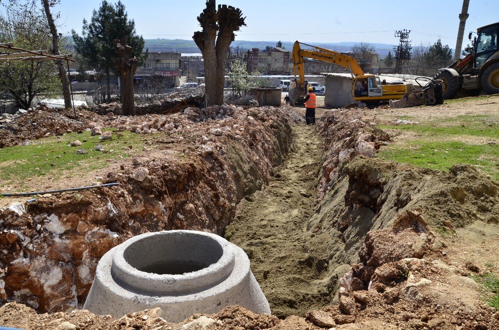 Ergani Ve Silvan İlçelerine 9 Bin Metre Kanalizasyon Döşeniyor