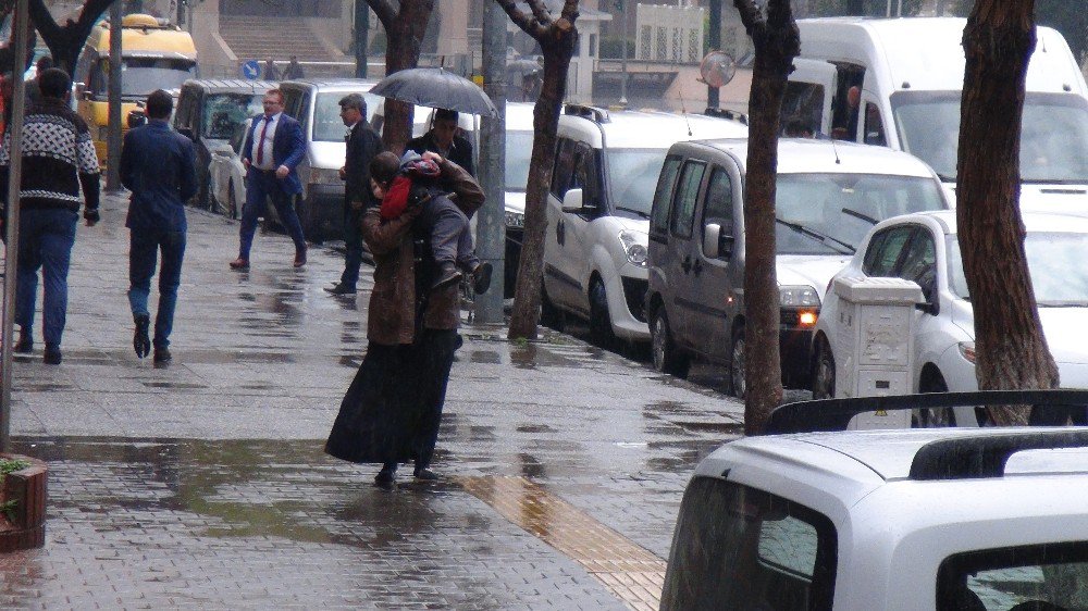 Gaziantep’te Sağanak Yağış Hayatı Olumsuz Etkiledi