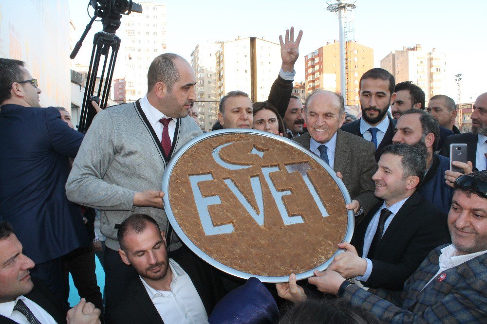 Ataşehirli Kadınlardan Un Helvalı ‘Evet’