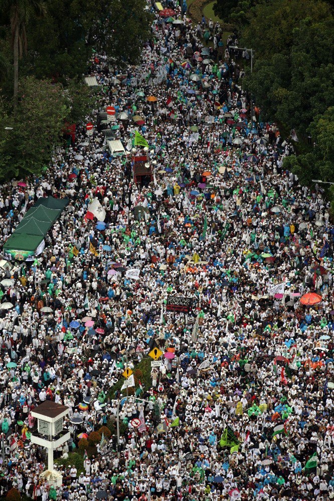 Jakarta’da Binlerce Müslüman, Çin Asıllı Valiyi Kuran’a Hakaret Ettiği İçin Protesto Etti