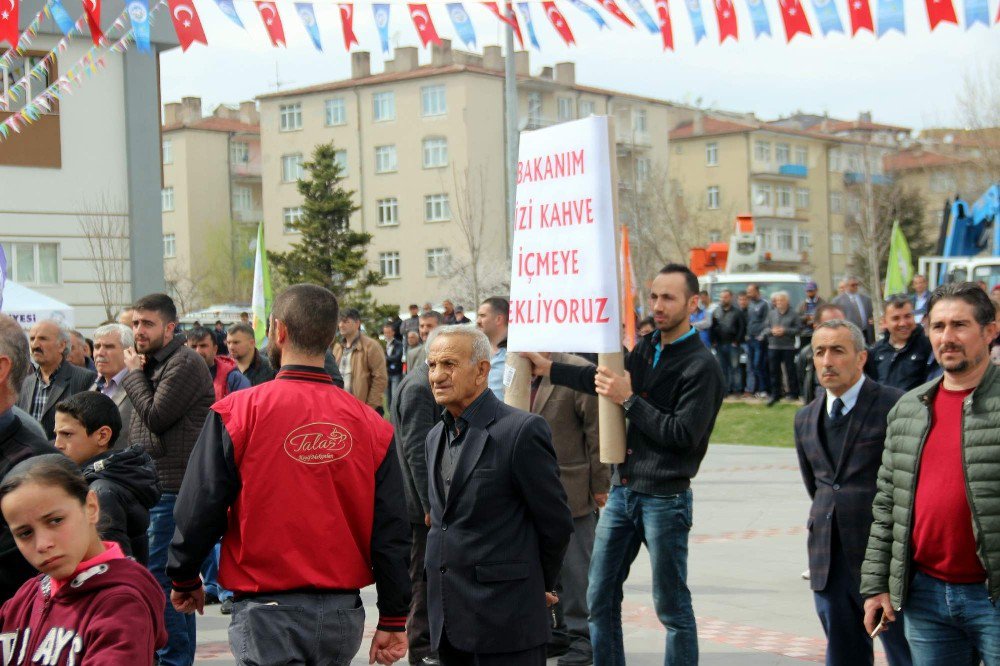 Bakan Özhaseki Gencin İsteğini Kırmadı