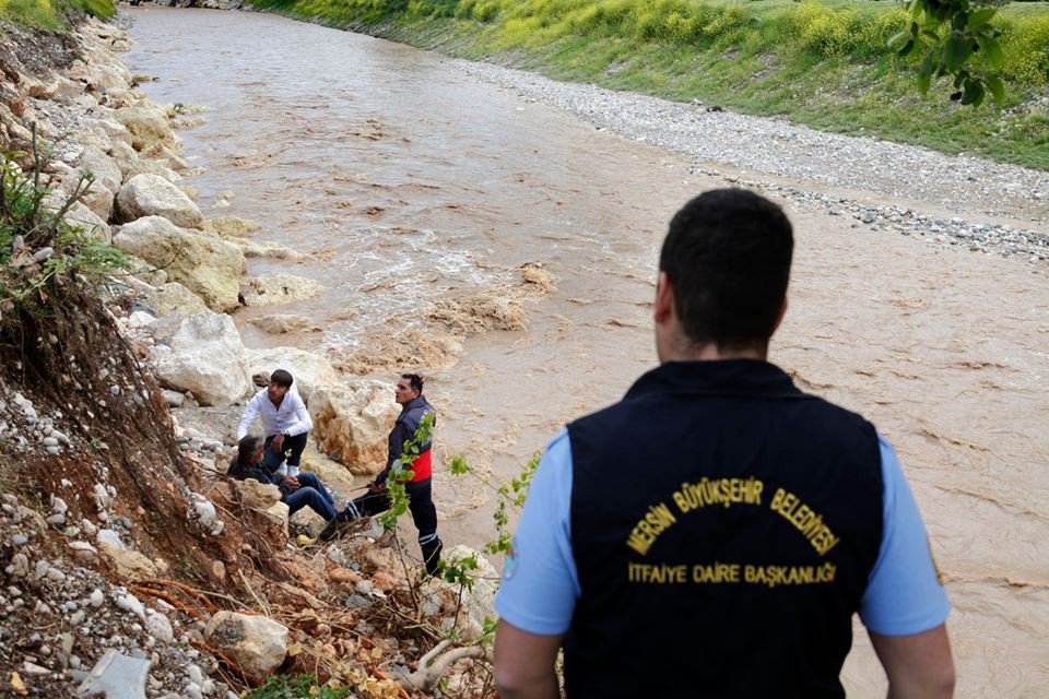 Mersin’de Dereye Düşen Vatandaşı Çevredekiler Kurtardı