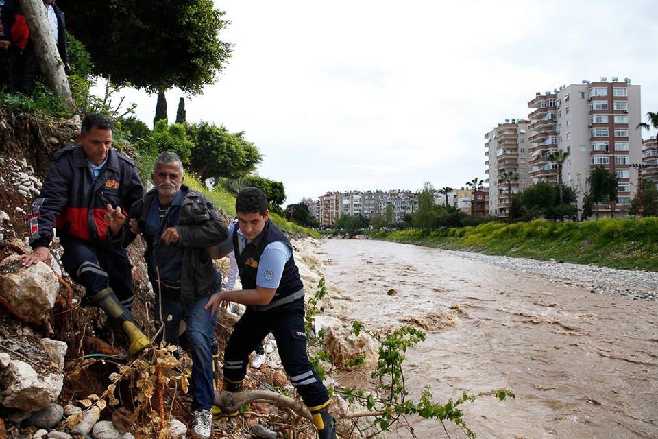 Mersin’de Dereye Düşen Vatandaşı Çevredekiler Kurtardı