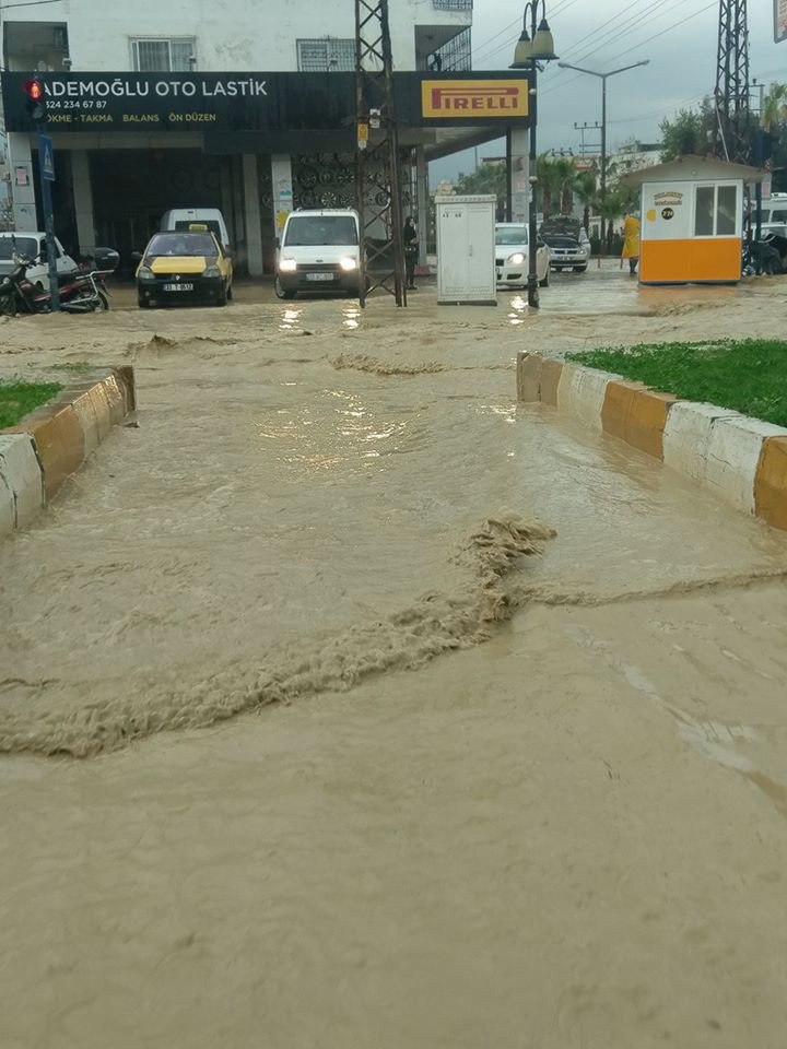 Mersin’de Şiddetli Yağış Hayatı Olumsuz Etkiledi