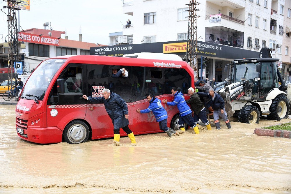 Mersin’de Yağmur Su Baskınlarına Yolaçtı