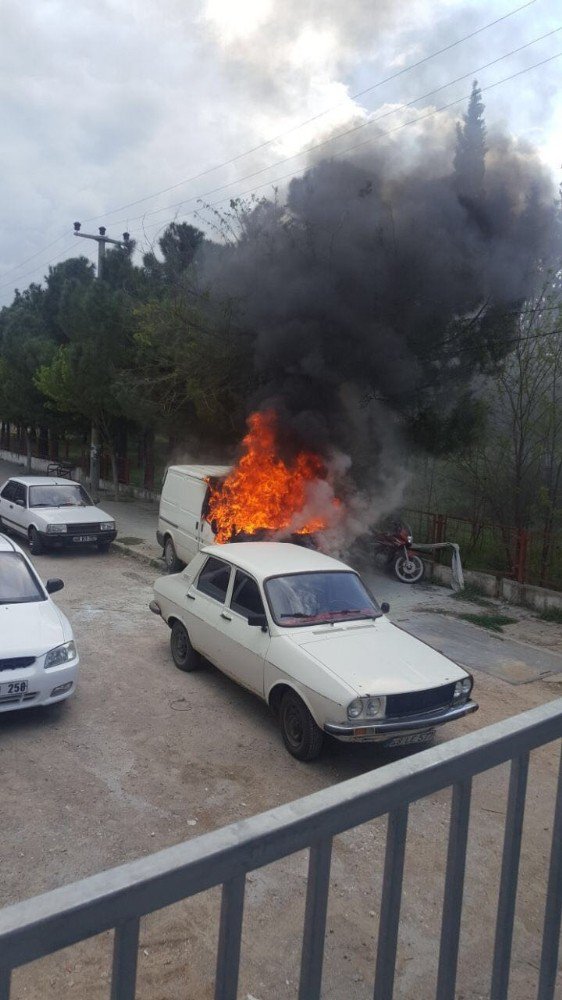 Milas’ta Park Halindeki Araç Yandı