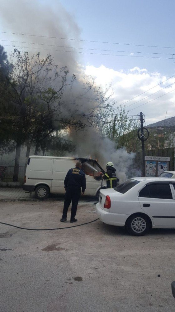 Milas’ta Park Halindeki Araç Yandı