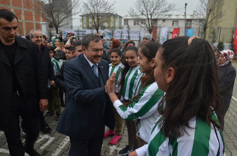 Bakan Veysel Eroğlu Öğrencilerle Birlikte Fidan Dikti