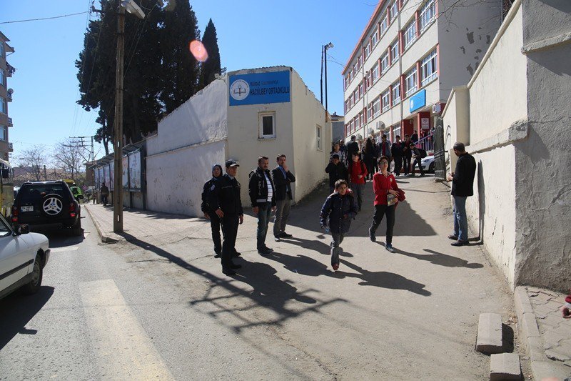 Çocuklar İçin 193 Polis Birden Sahaya İndi