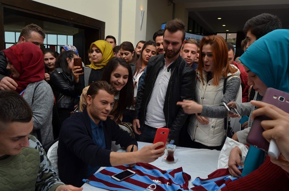 Trabzonsporlu Futbolcular Yusuf Erdoğan Ve Matus Bero, Taraftarlarla Fotoğraf Çektirdi, Bol Bol İmza Dağıttı