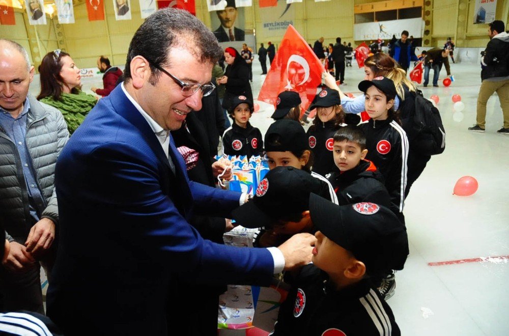 Buz Hokeyi Finalinde Miniklerin Madalya Ve Kupa Heyecanı