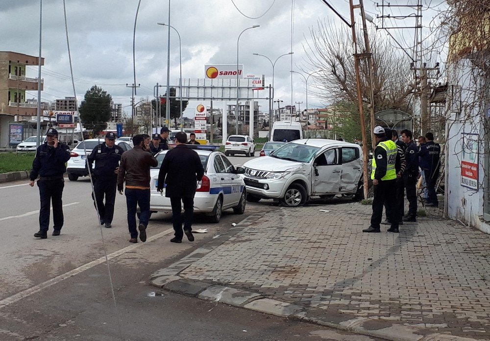 Adıyaman’da Polis Aracı İle Minibüs Çarpıştı: 2 Polis Yaralı