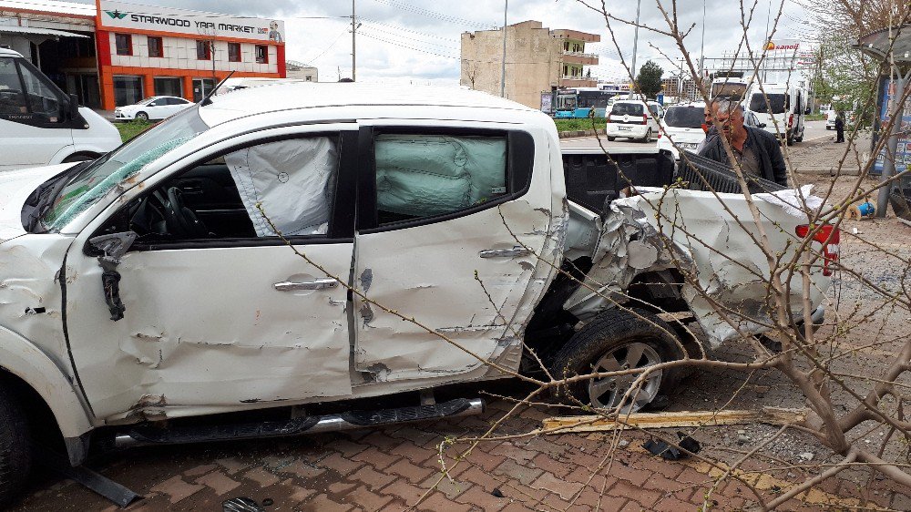 Adıyaman’da Polis Aracı İle Minibüs Çarpıştı: 2 Polis Yaralı