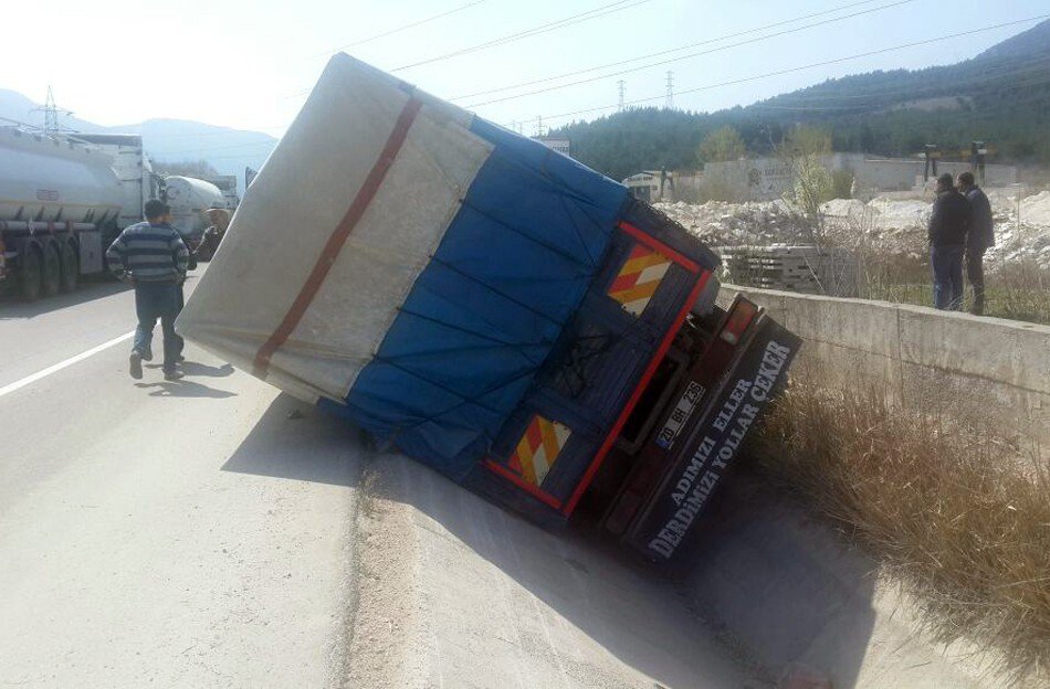 Bilecik’te Mobilya Yüklü Kamyon Devrildi: 2 Yaralı