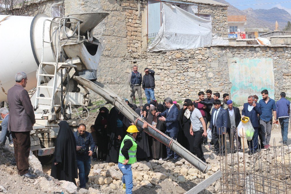 Hani’de Taziye Evinin Temelini Kadınlar Attı